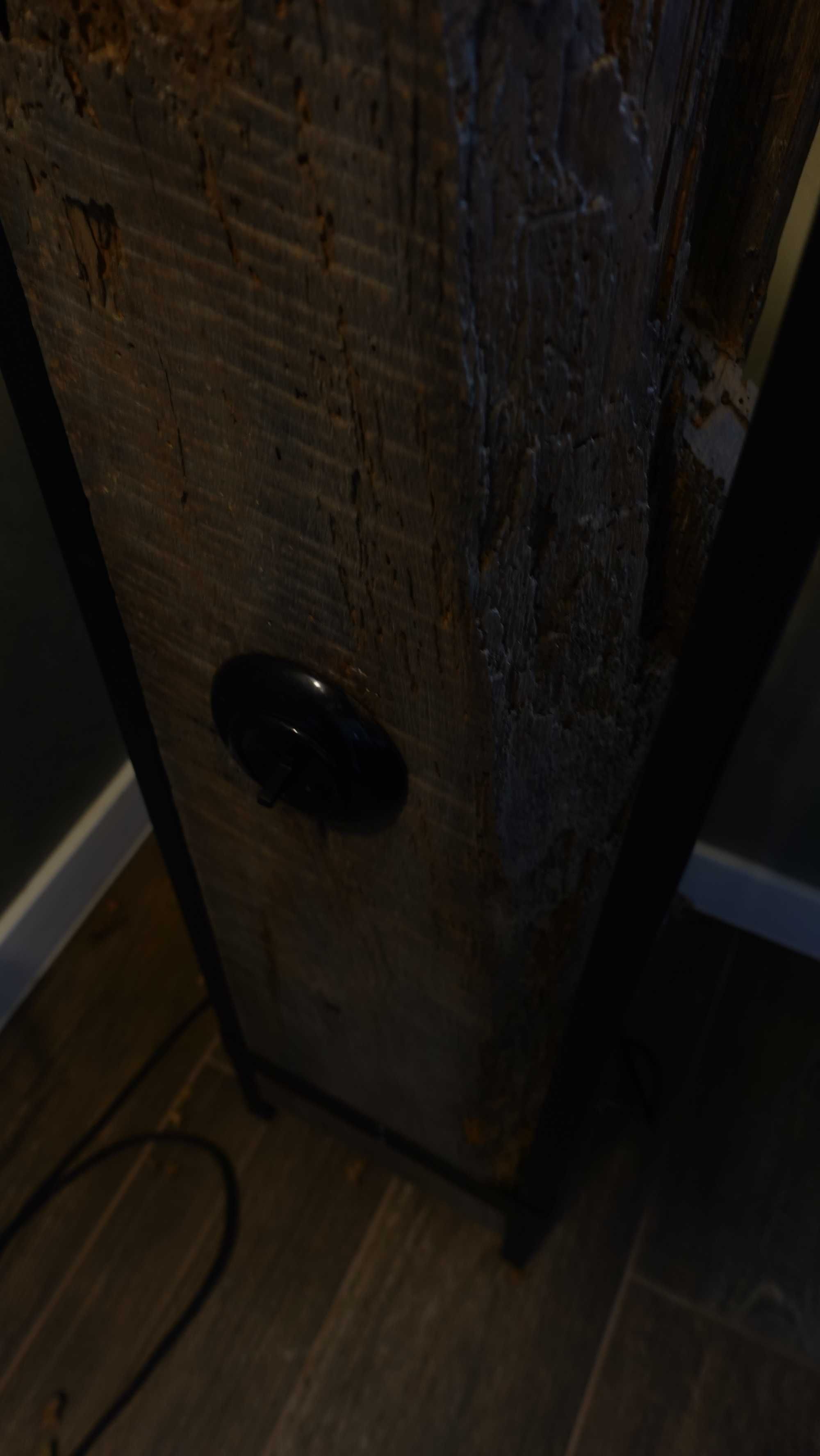 Lampa stojąca ze starego drewna