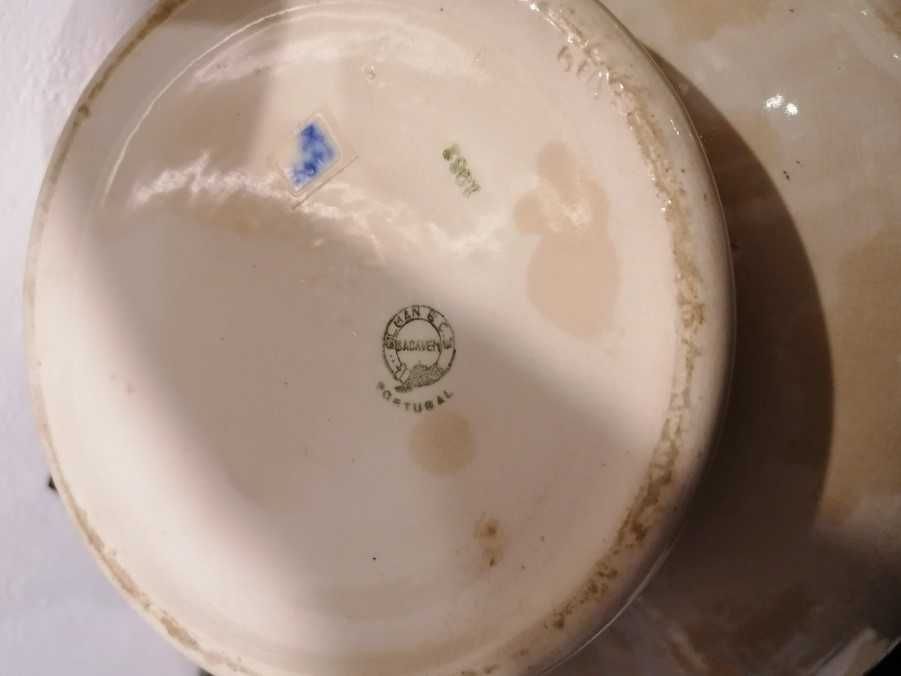 Terrina redonda em faiança Sacavém Gilman, antiga