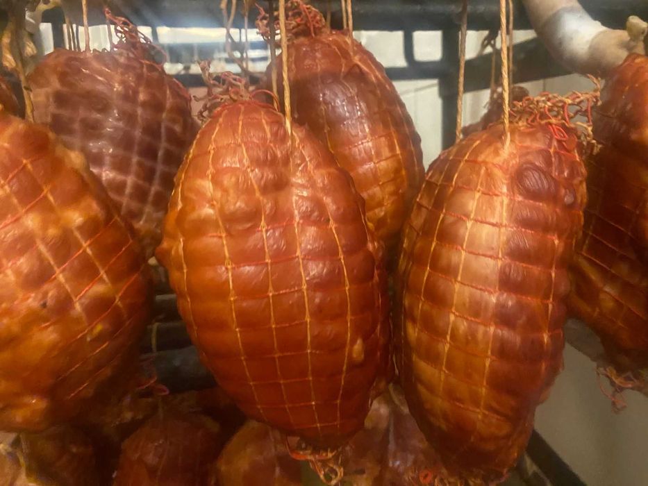 Tradycyjne Domowe Wędliny – Wędzone szynki kiełbasy