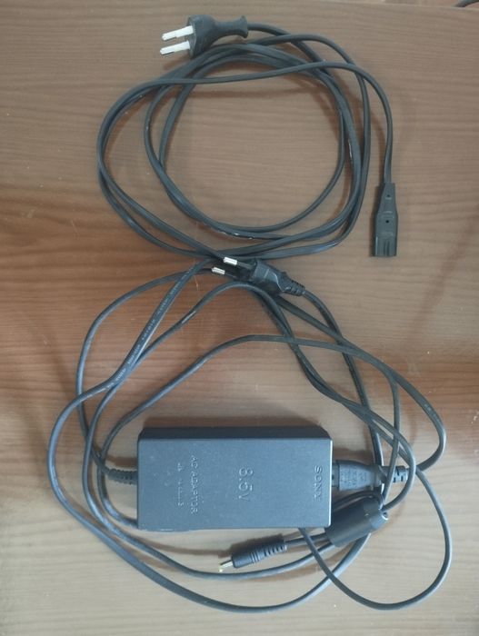 Duas PS2 como novas com comandos, cabos originais e acessórios