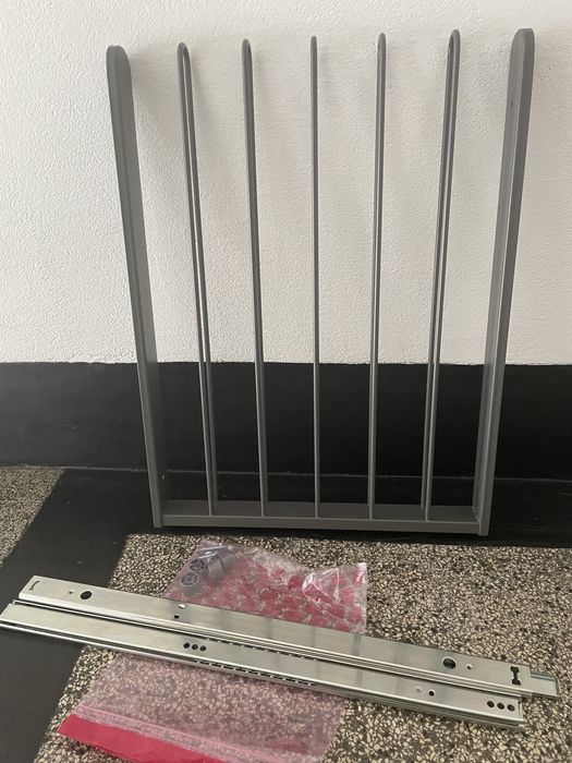Metalowy szary wieszak na spodnie Ikea komplement do pax 50x58cm