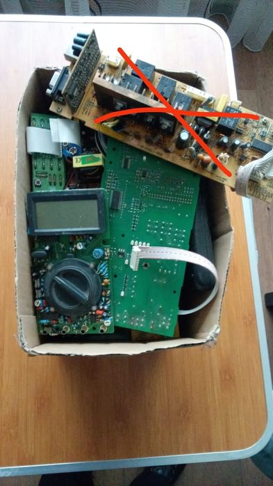 Ящик 3. Плати електроніки, телефони, пульти, зарядні пристрої