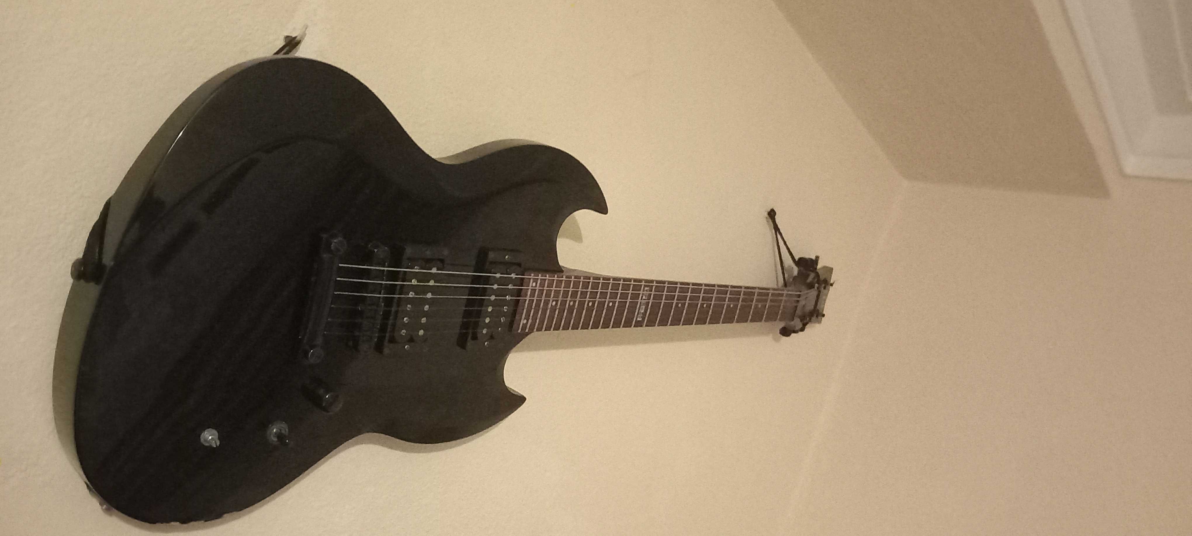 Pedaleira Boss GT-1 (Como Nova) + Guitarra LTD Viper 50 (Usada)