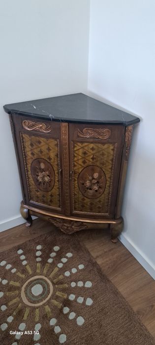Móvel de canto em madeira pintado à mão com tampo em mármore
