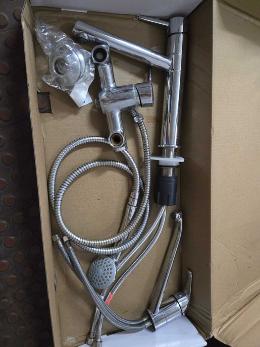 Lava loiça  e torneiras de cozinha e casa de banho