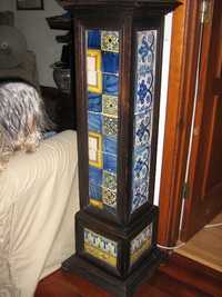 Coluna em azulejo antigo e madeira