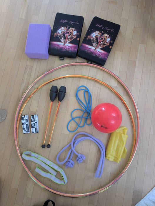 Do gimnastyki artystycznej piłka obręcze szarfa poduszki maczugi