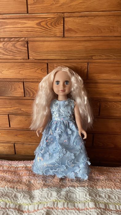 Лялька у сукні для дівчинки