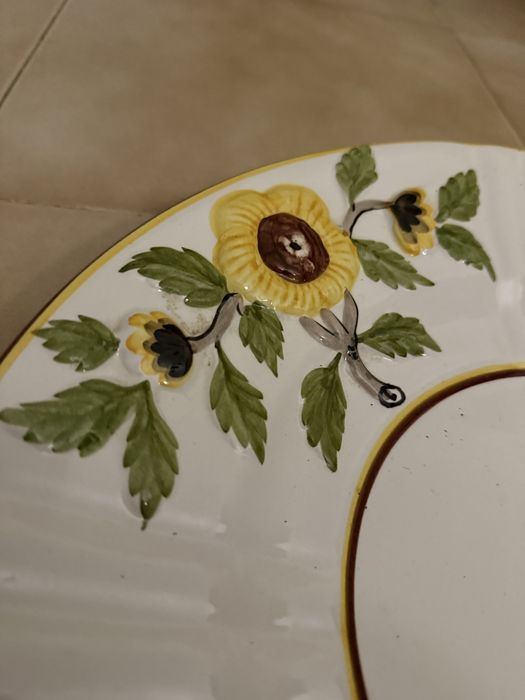 Terrina de sopa com prato e colher