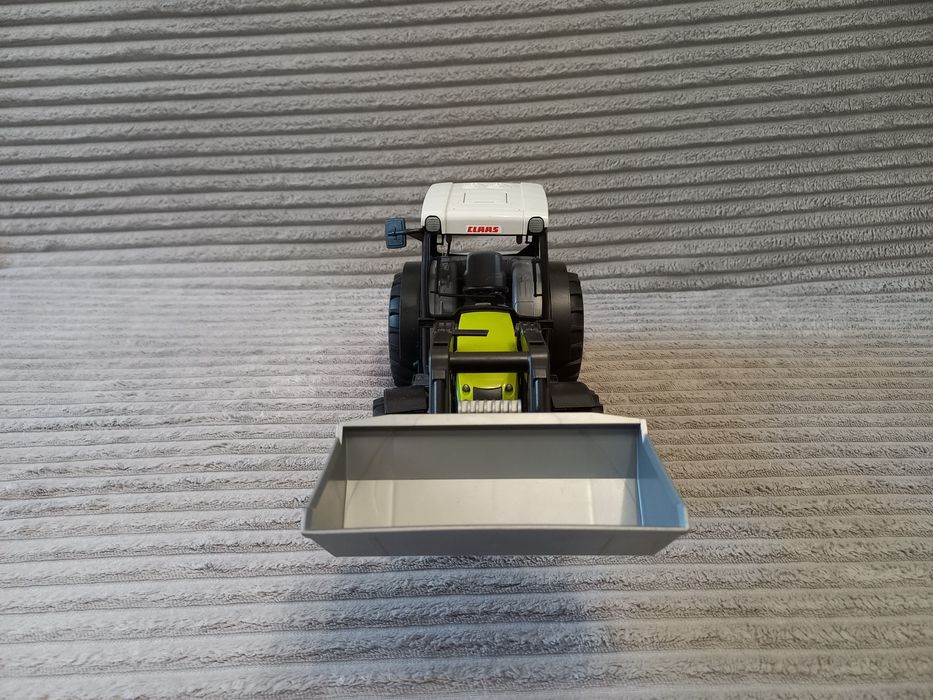 Трактор з ковшем від Bruder