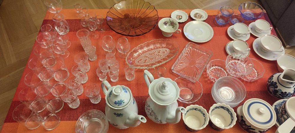 Dużo Różnego szkła kryształ i Porcelany