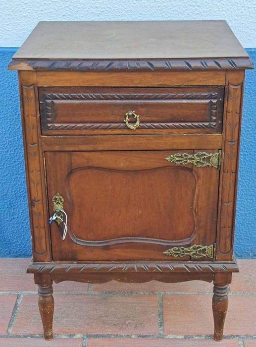 Mesa de cabeceira antiga para restauro