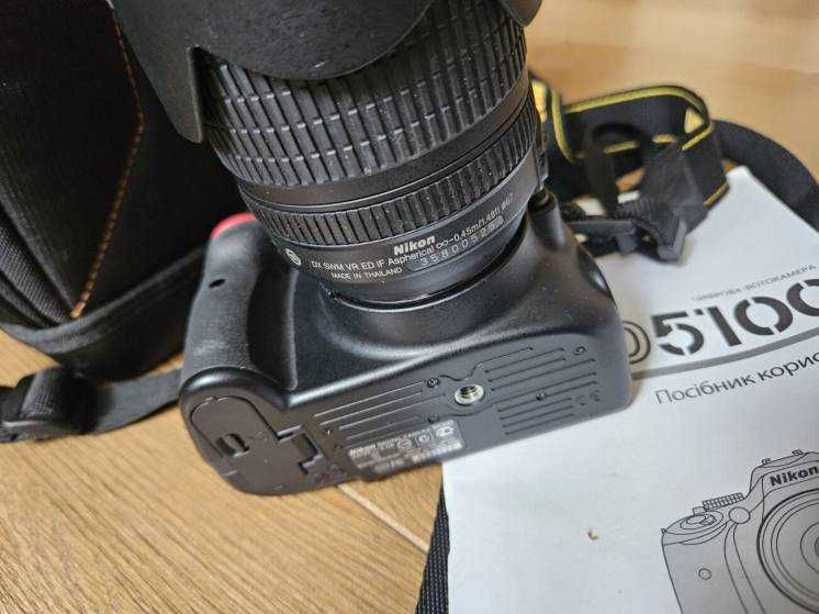 Nikon D5100 з об'єктивом і фільтрами