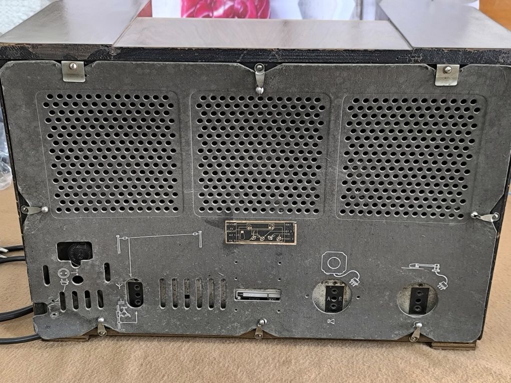 Rádio antigo PHILIPS 667A