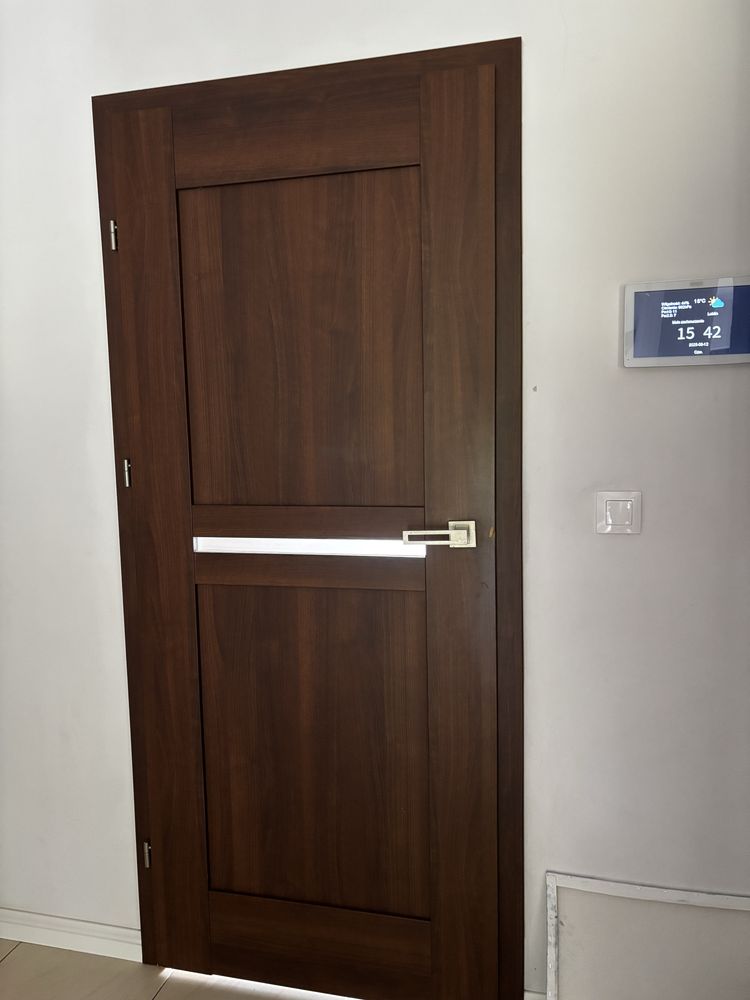 Drzwi wewnętrzne porta z oscieżnicą do odbioru już