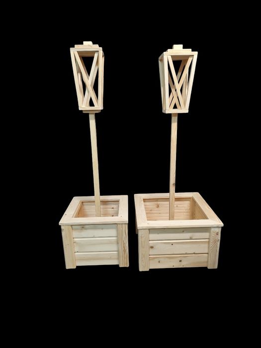 Drewniana donica z lampionem  ogród taras