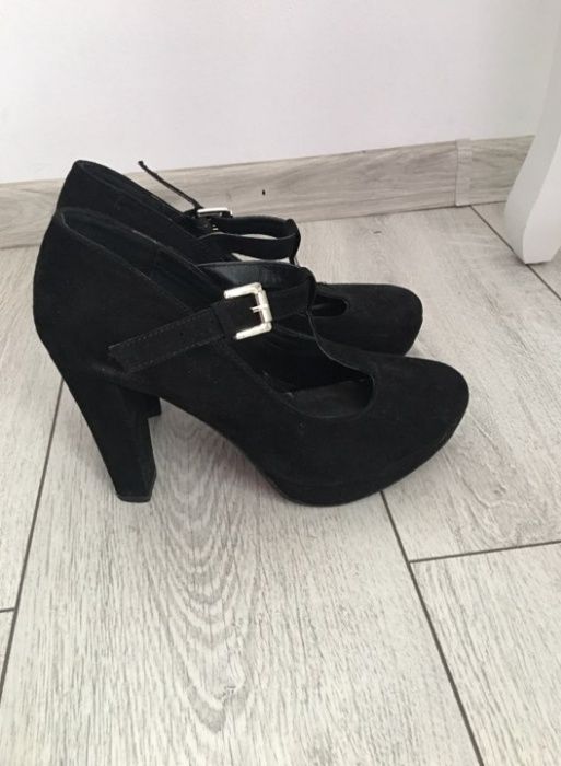 Czarne buty na słupku