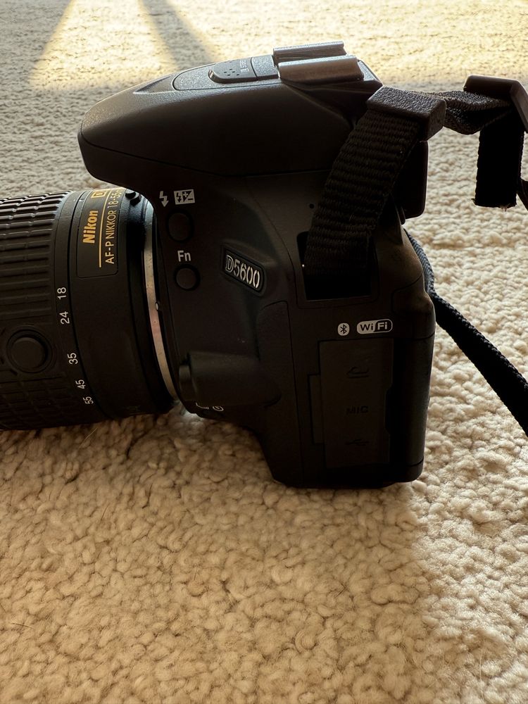 Nikon D5600 + Lente 18/55mm