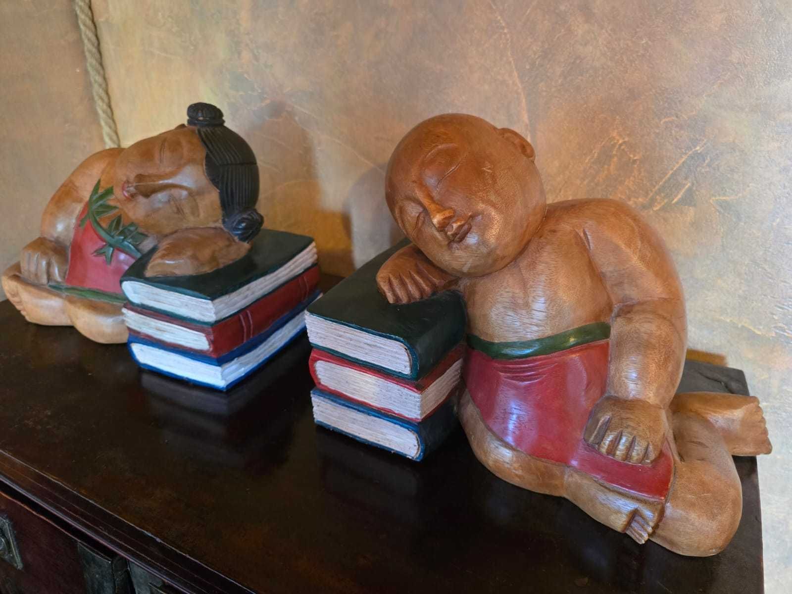Rzeźby z Indonezji (dzieci śpiące na książkach)