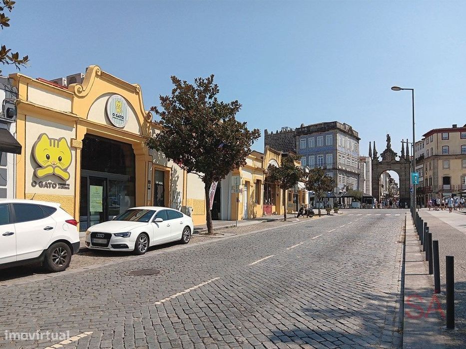 Loja com dois pisos e 216m2 de área total, localizada no centro his...