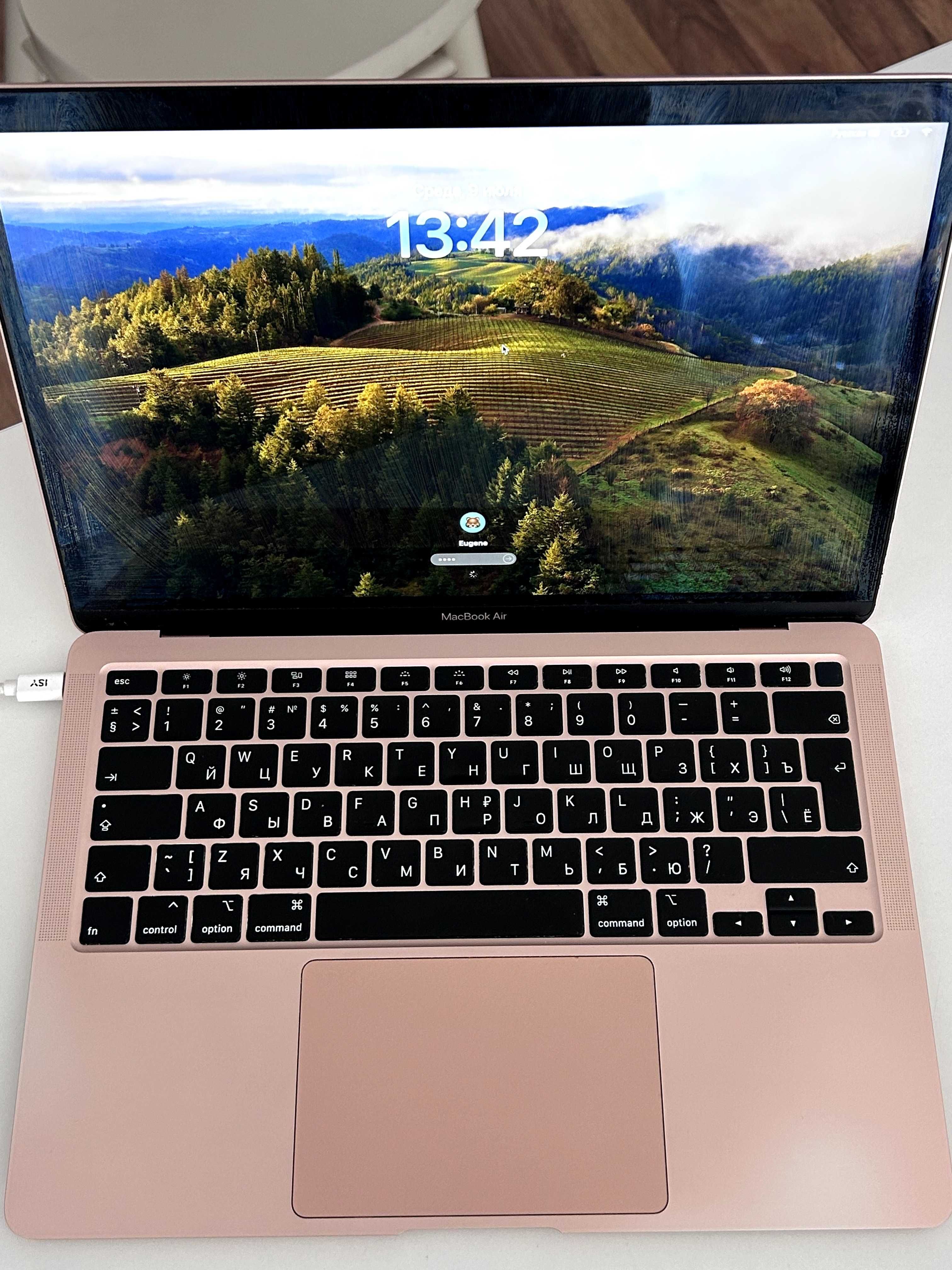 MacBook  Intel Core i3