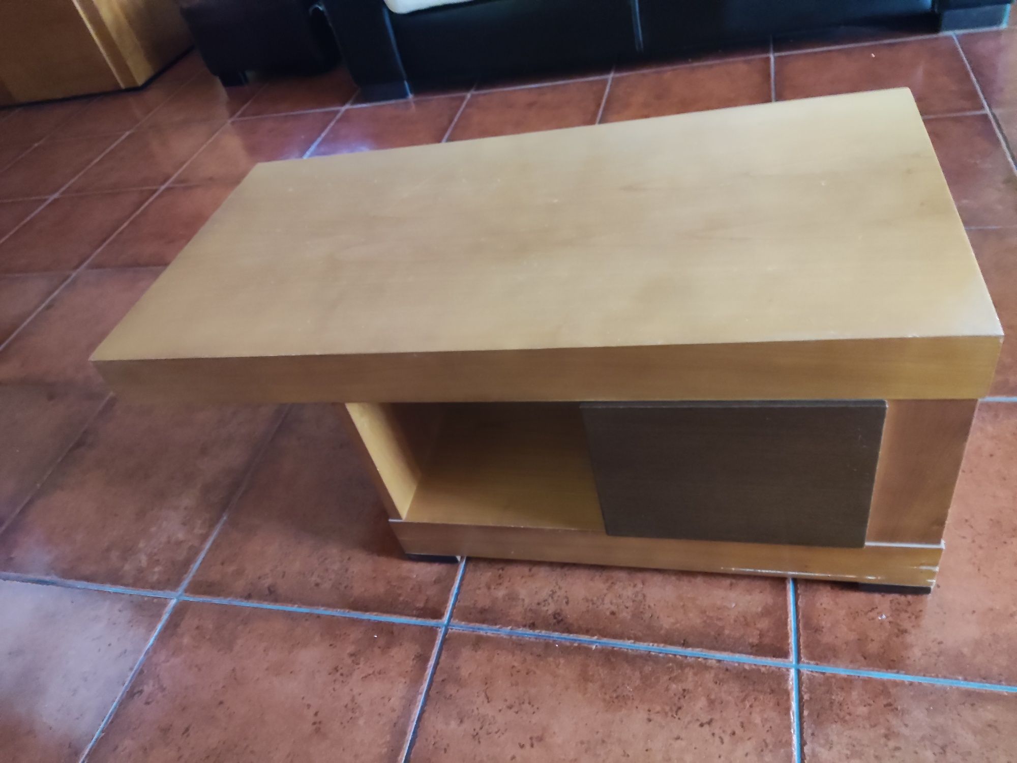 Mesa de centro com gaveta