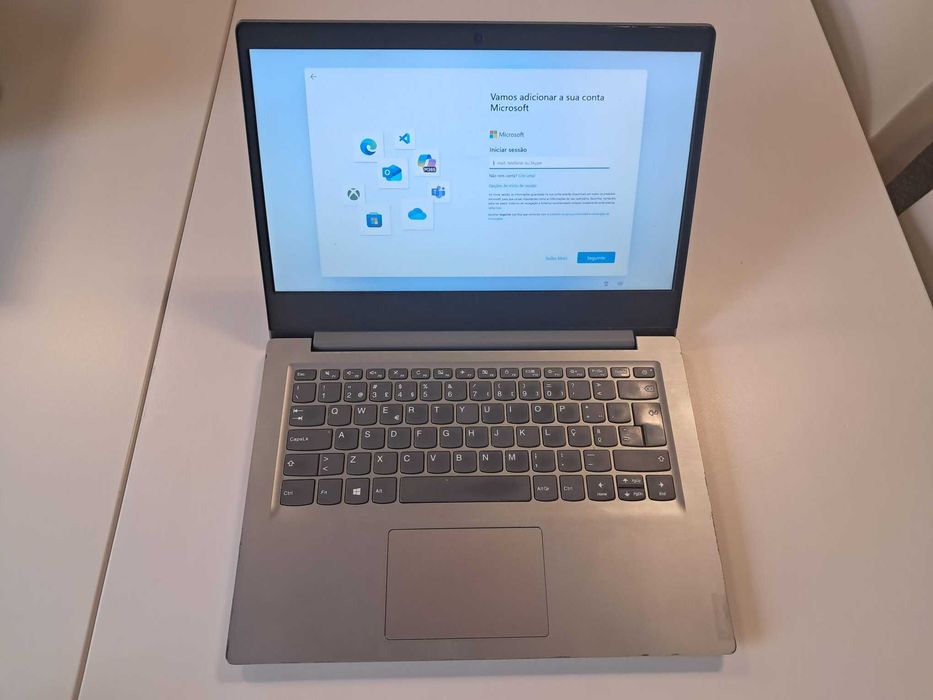 Portátil LENOVO Intel Core i3-8145U CPU 2,10GHz,4,00 GB RAM, Gráf128MB