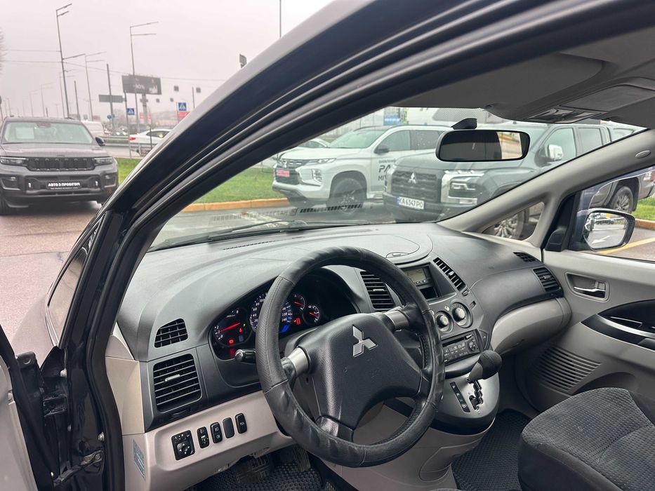 Mitsubishi Grandis 2005