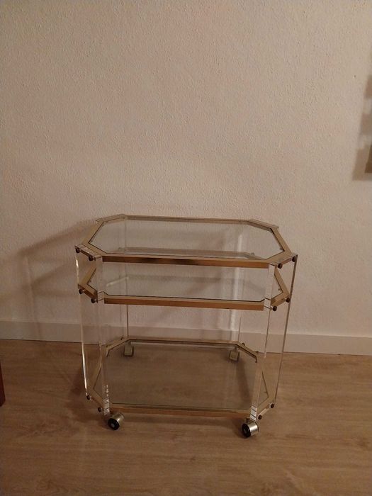 Mesa de apoio em acrílico e latão