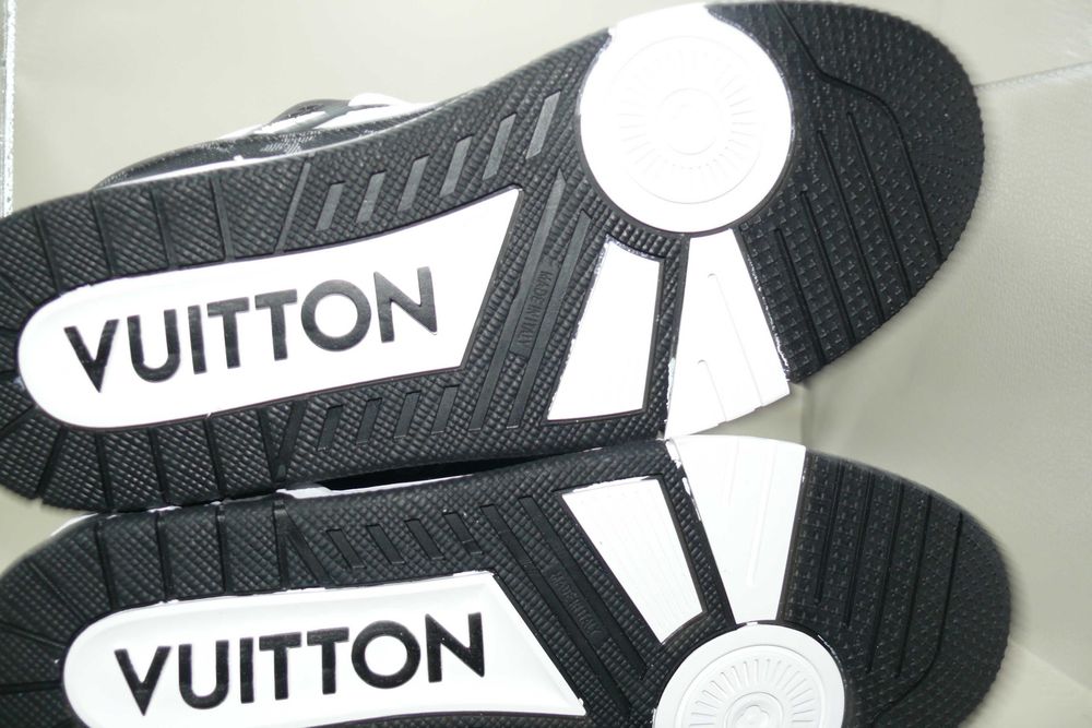 Sapatilhas brancas e pretas - Leia a Descrição