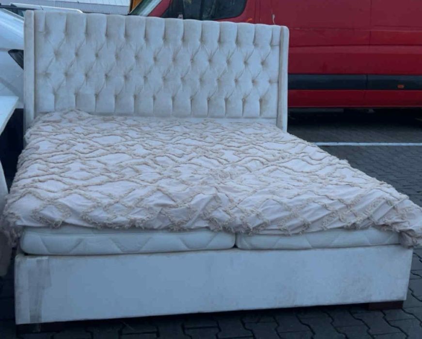 Piękne łóżko sypialniane