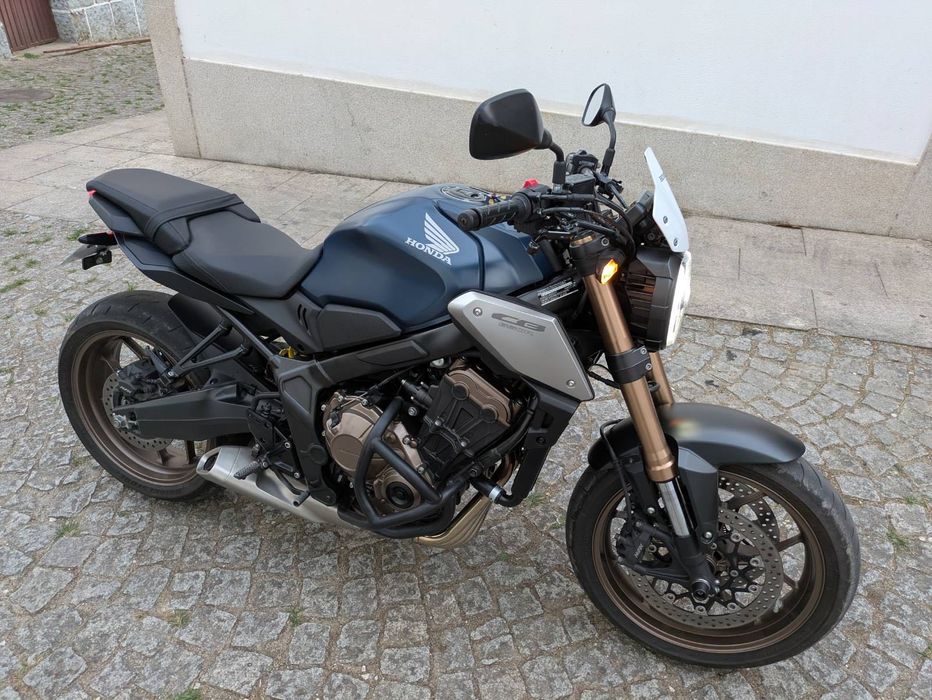 Honda CB650R com extras
