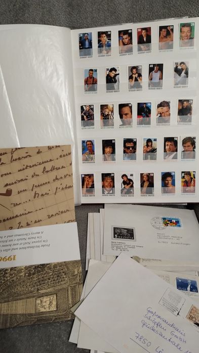 Album klaser ze starymi znaczkami pocztowymi świat temat film muzyka