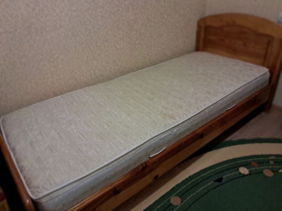 Деревʼяне ліжко з ортопедичним цатрацом