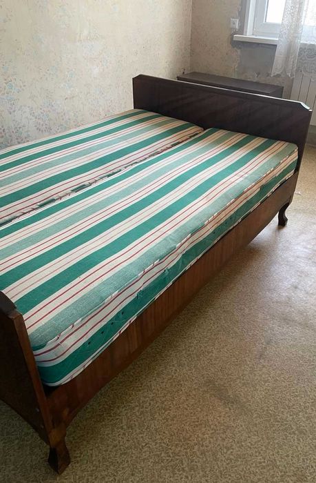 Ліжко полуторне (дерев'яний каркас) з матрацами