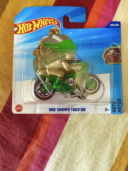Varios carros hot wheels (2 treasure hunts)