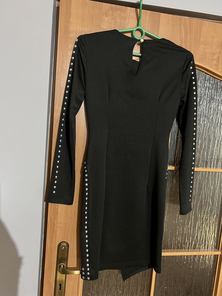 Sukienka czarna dopasowana z cekinami