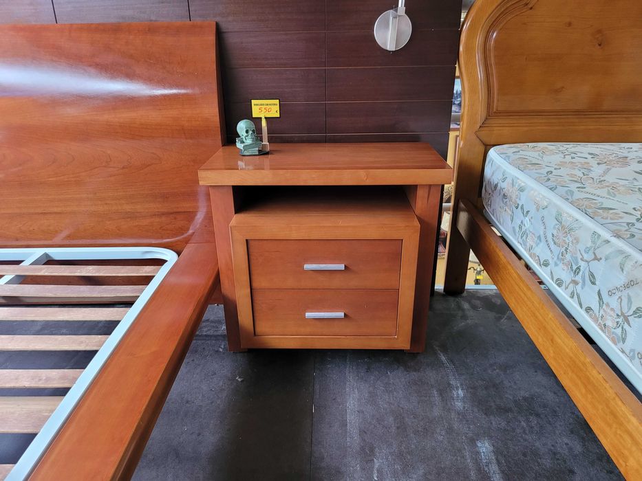 Conjunto de cama e duas mesas de cabeceira - Tudo em óptim