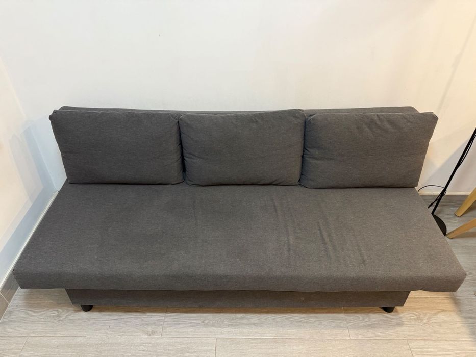 Cama, frigorífico e sofá cama