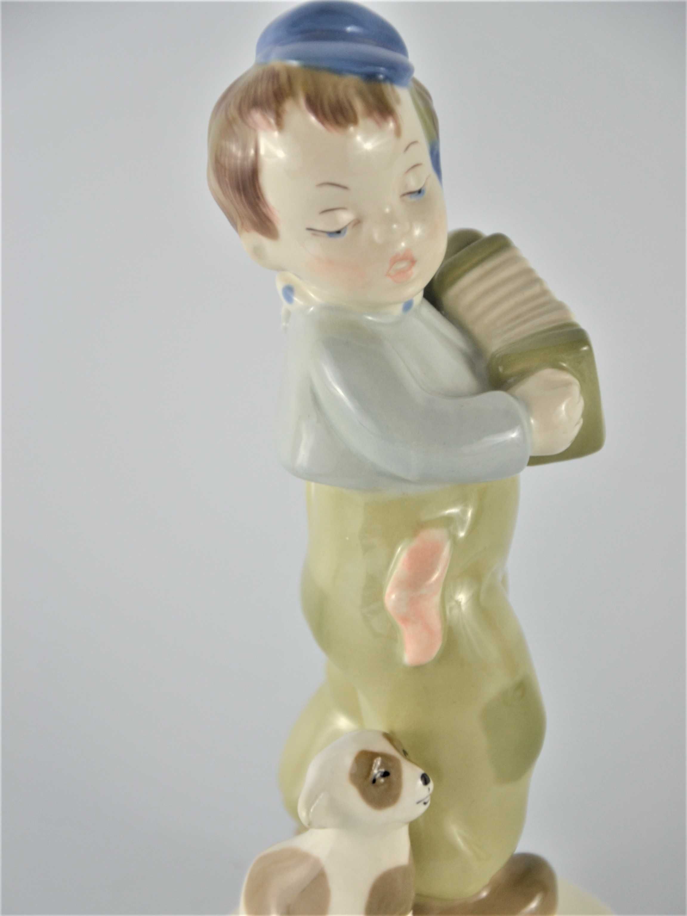 Chłopiec z akordeonem porcelana Royal Dux Bohemia wys17,5cm