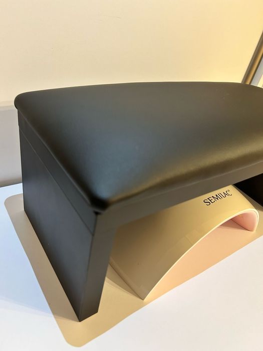 Podpórka do manicure paznokci pod dłoń.  Czarna gładka