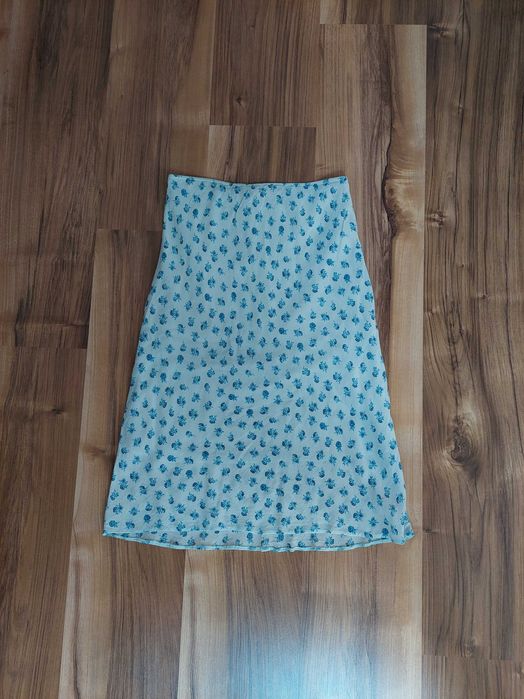Spódnica jasnoniebieska w kwiaty, r. 36, S
