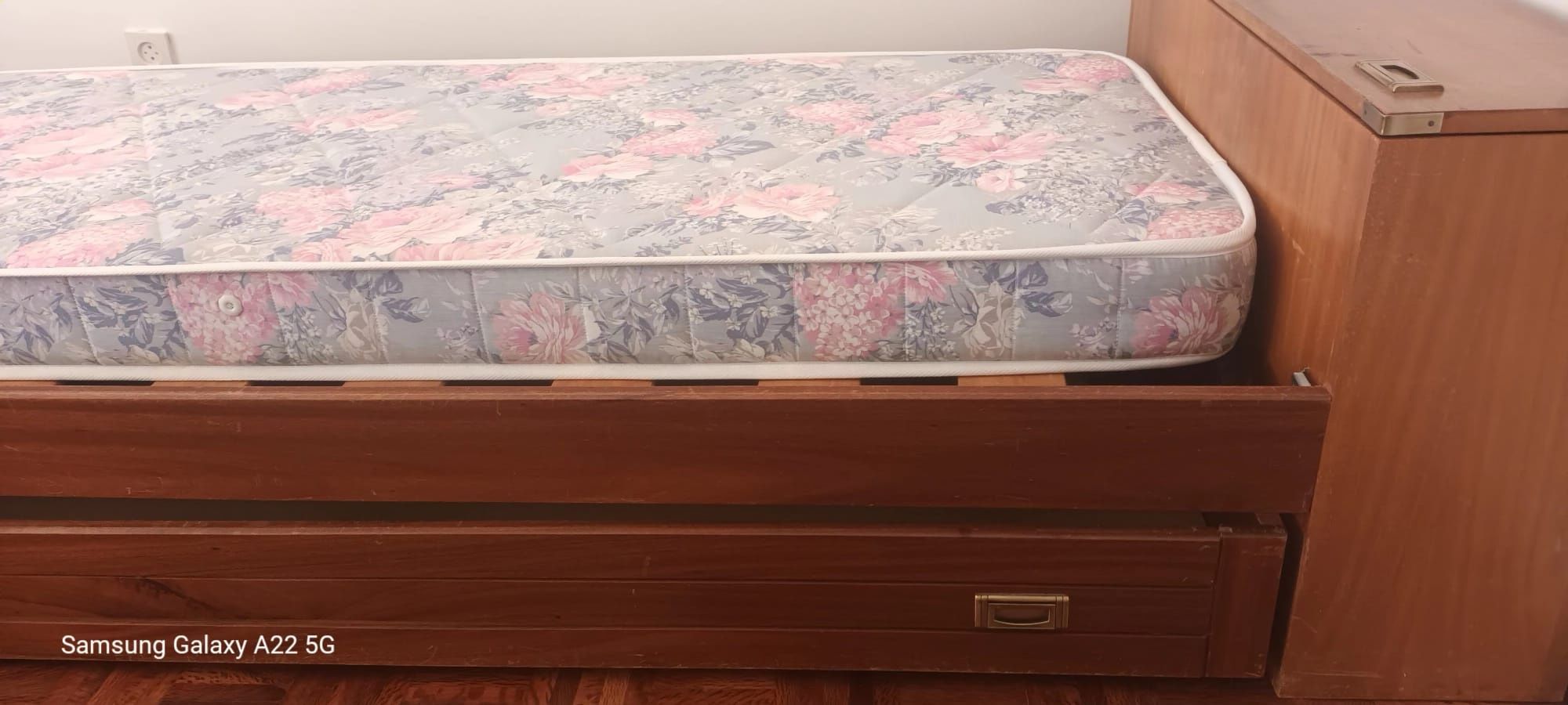 Cama single com arrumação