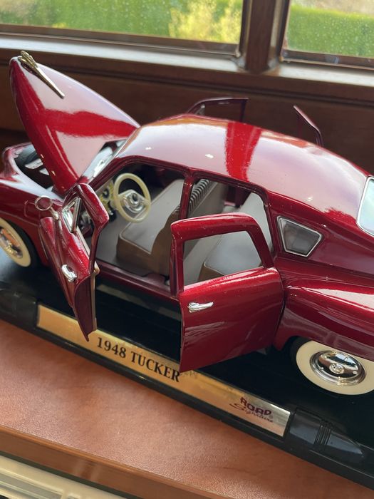 1948 Tucker Torpedo – Road Signature 1:18 Diecast Model (Red)