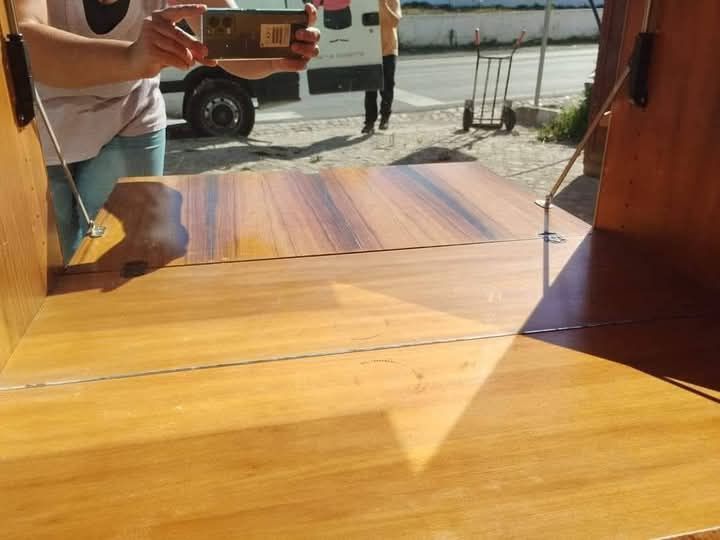 Móvel de sala com portas em vidro