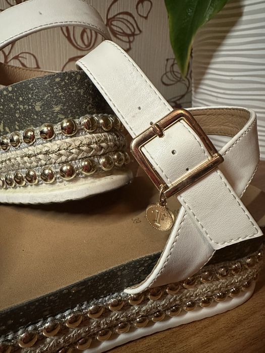 Босоніжки, розмір 39