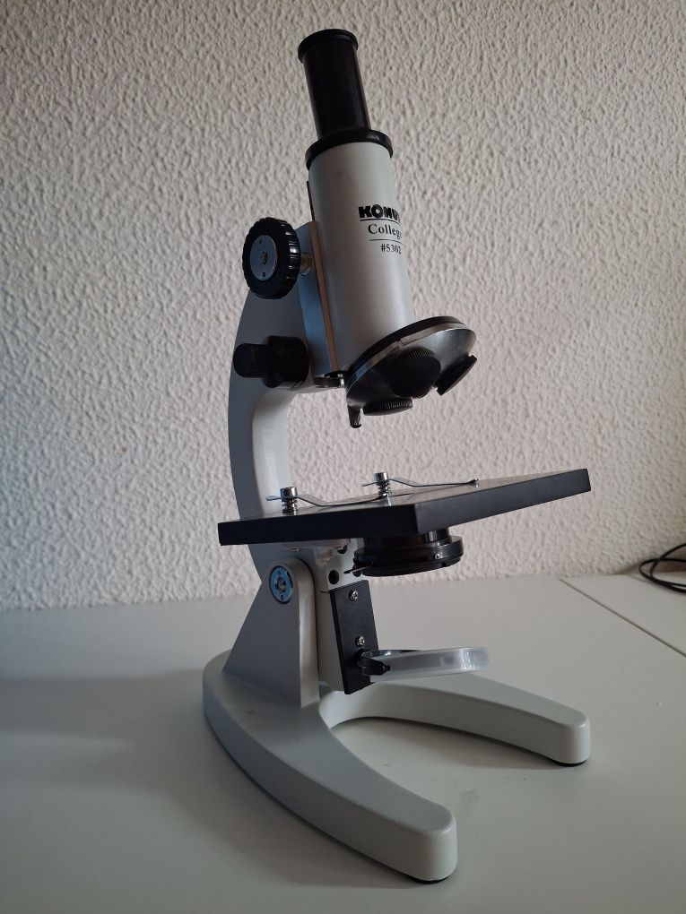 Microscópio Konus
