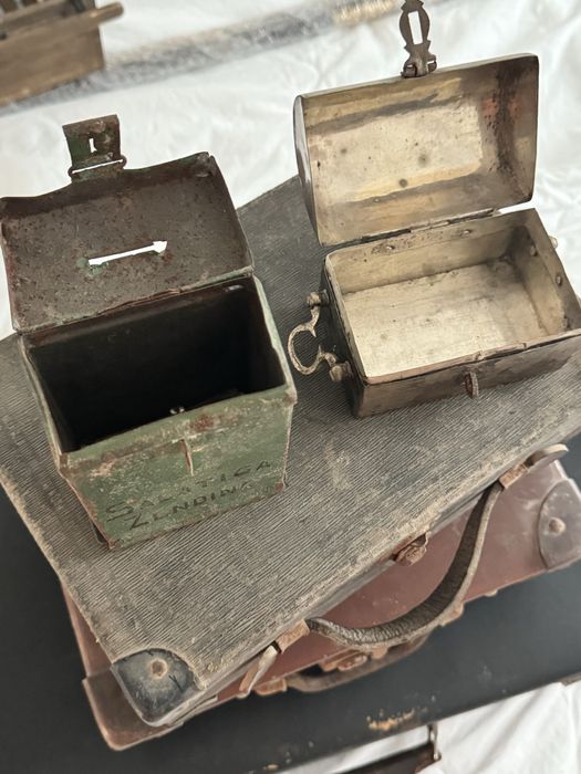 Conjunto 3 malas antigas e 2 caixas metalicas antiguidades