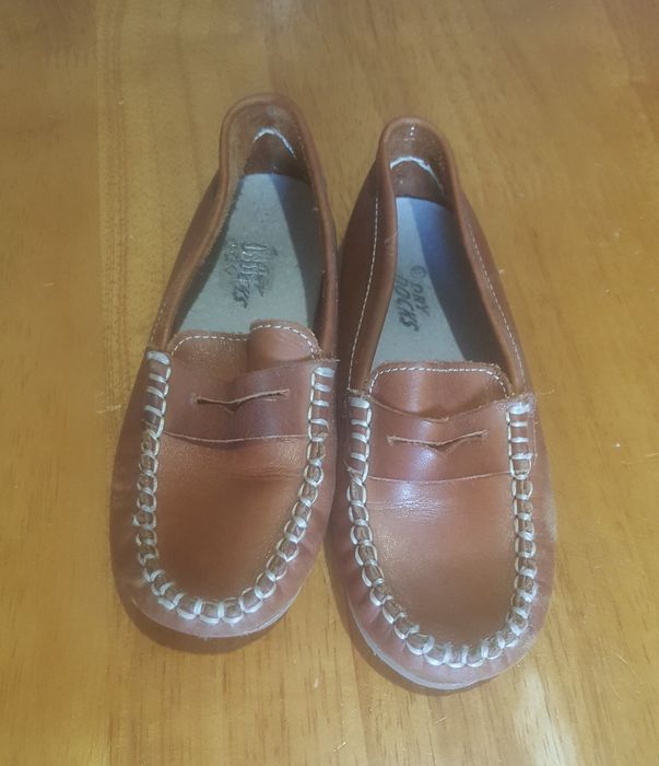 Sapatos tipo "luva" em pele.