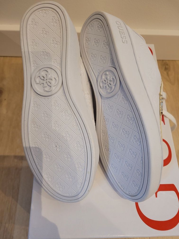 sneakersy marki GUESS rozmiar 35 nowe
Białe trampki
